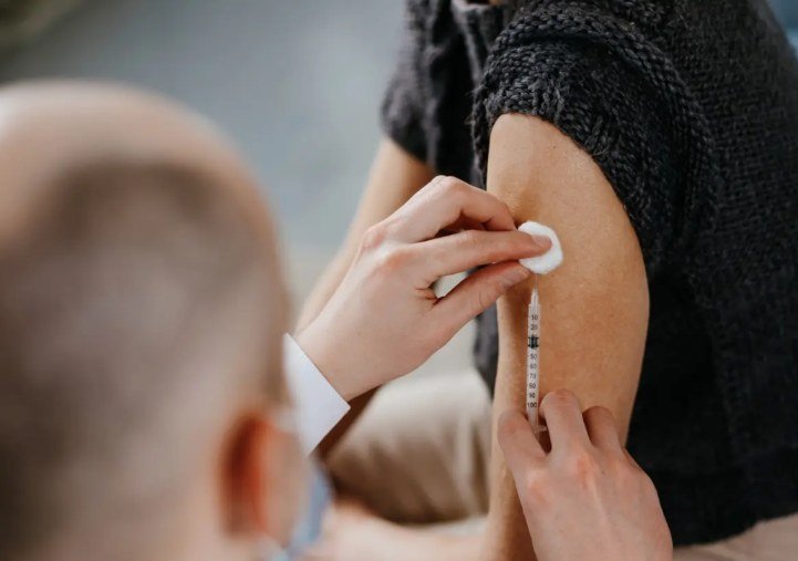 Medarbetare får en vaccinspruta i överarmen