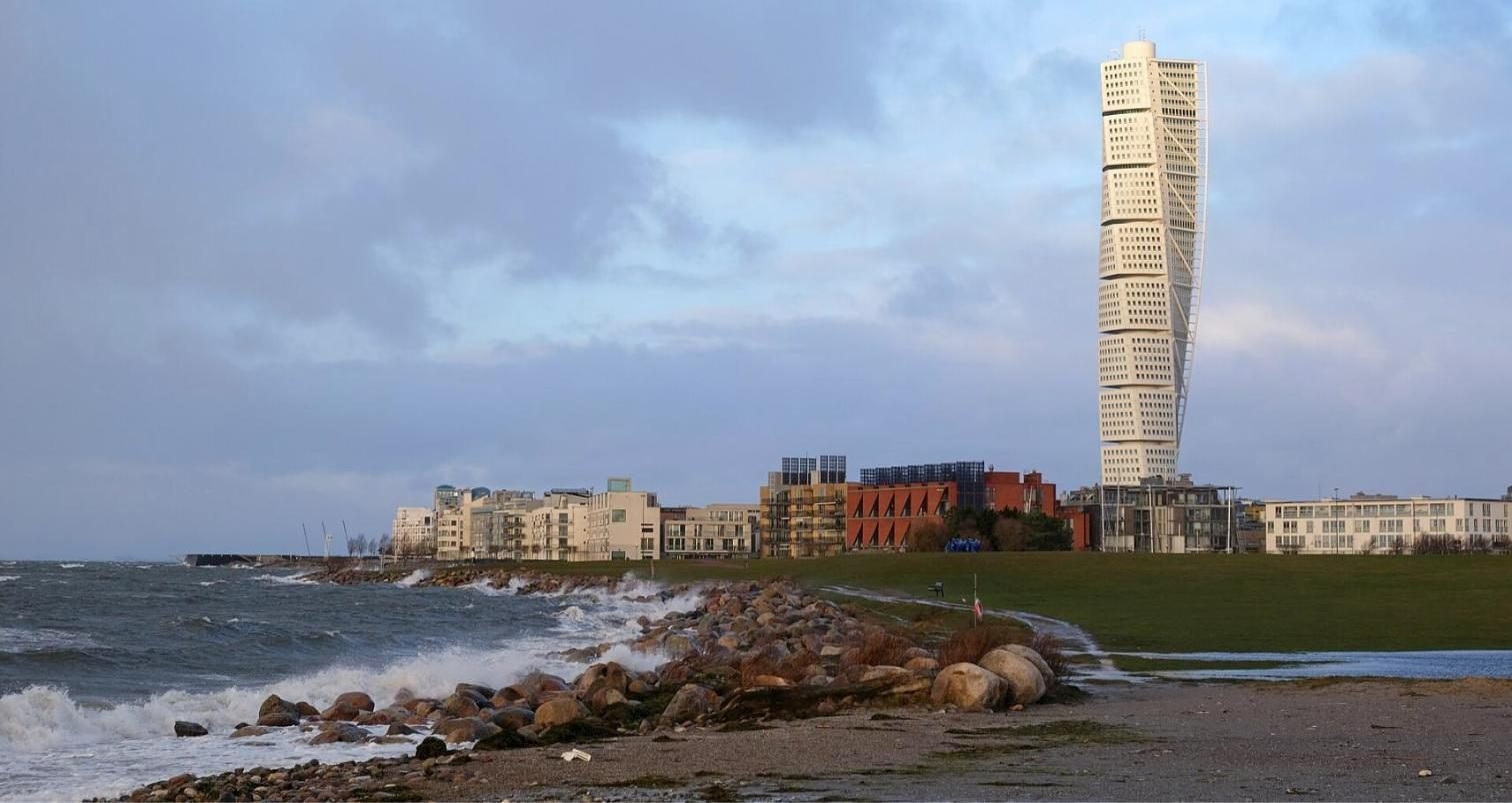 Turning Torso och strandkanten i Västra Hamnen